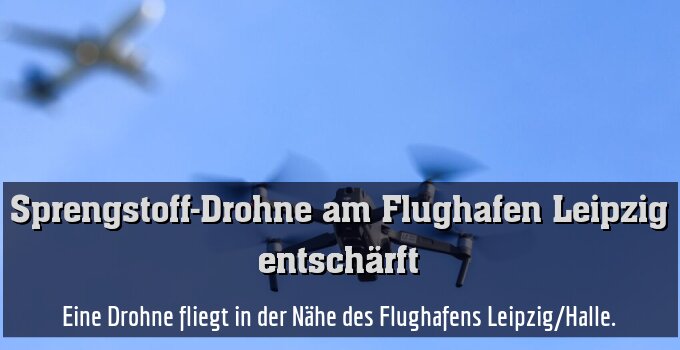 Eine Drohne fliegt in der Nähe des Flughafens Leipzig/Halle.