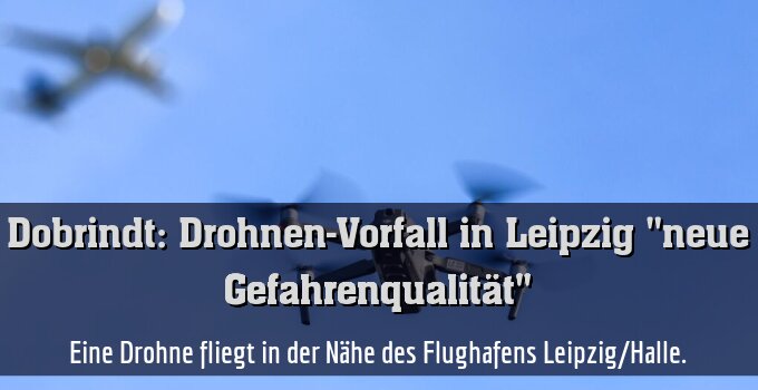 Eine Drohne fliegt in der Nähe des Flughafens Leipzig/Halle.