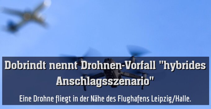 Eine Drohne fliegt in der Nähe des Flughafens Leipzig/Halle.