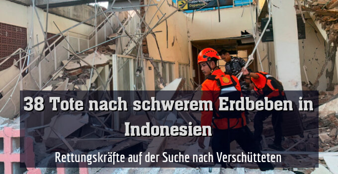 Rettungskräfte auf der Suche nach Verschütteten