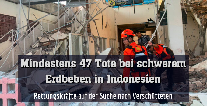 Rettungskräfte auf der Suche nach Verschütteten