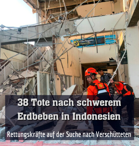 Rettungskräfte auf der Suche nach Verschütteten