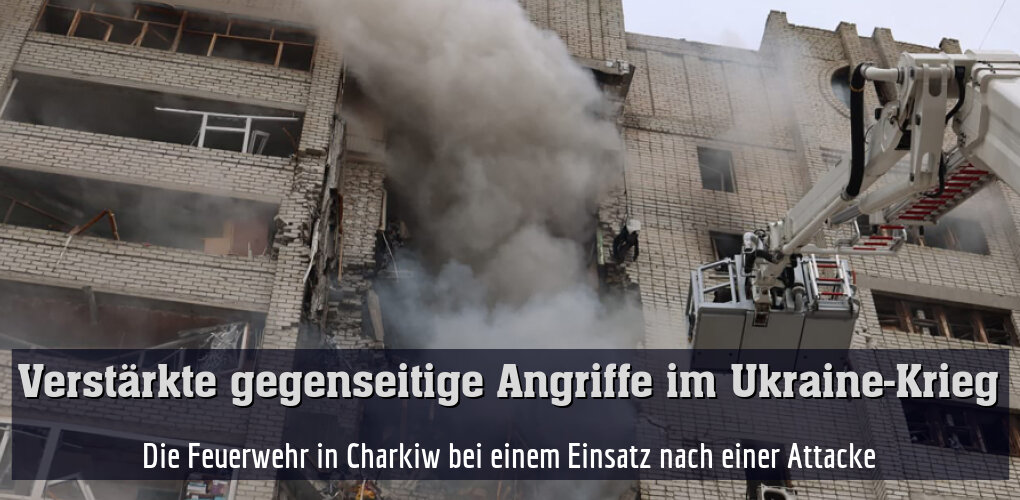 Die Feuerwehr in Charkiw bei einem Einsatz nach einer Attacke