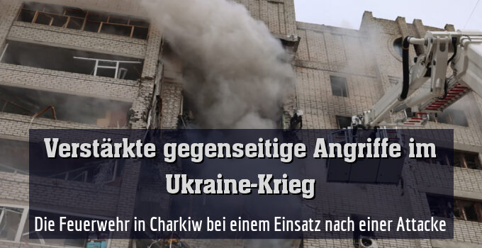 Die Feuerwehr in Charkiw bei einem Einsatz nach einer Attacke