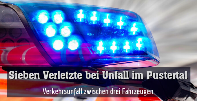 Verkehrsunfall zwischen drei Fahrzeugen
