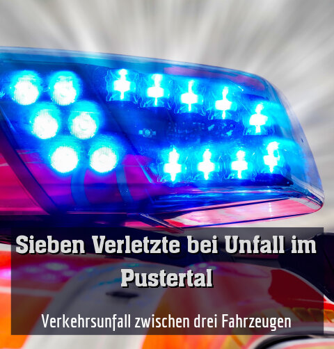Verkehrsunfall zwischen drei Fahrzeugen