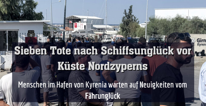 Menschen im Hafen von Kyrenia warten auf Neuigkeiten vom Fährunglück