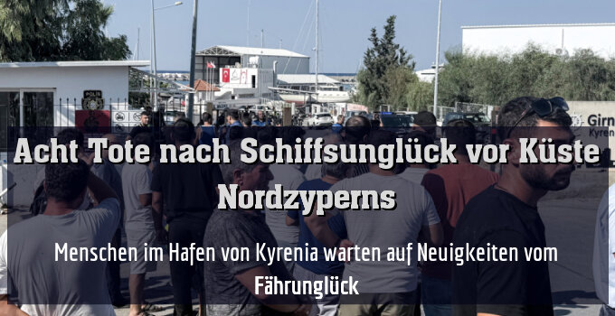 Menschen im Hafen von Kyrenia warten auf Neuigkeiten vom Fährunglück