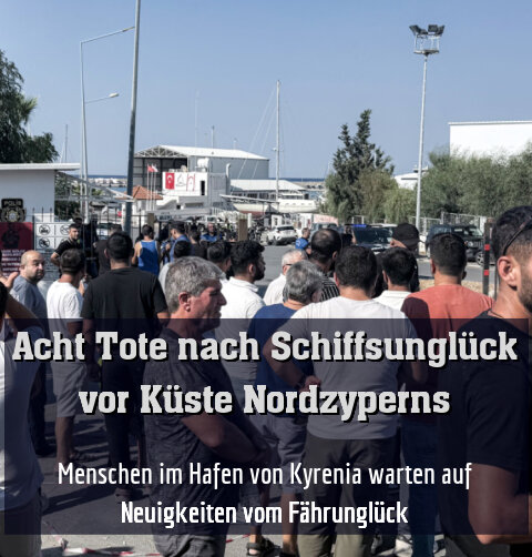 Menschen im Hafen von Kyrenia warten auf Neuigkeiten vom Fährunglück
