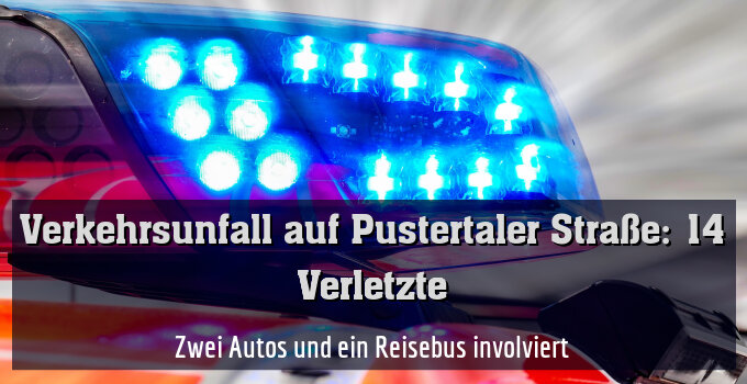 Zwei Autos und ein Reisebus involviert