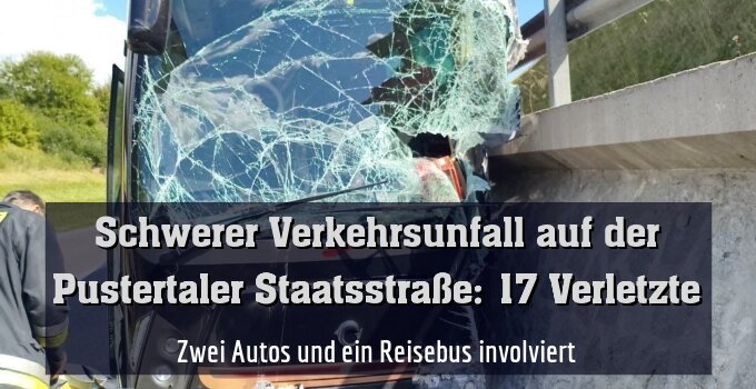 Zwei Autos und ein Reisebus involviert