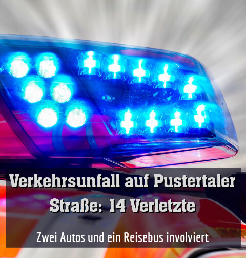 Zwei Autos und ein Reisebus involviert
