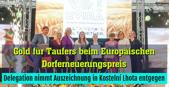 Delegation nimmt Auszeichnung in Kostelní Lhota entgegen