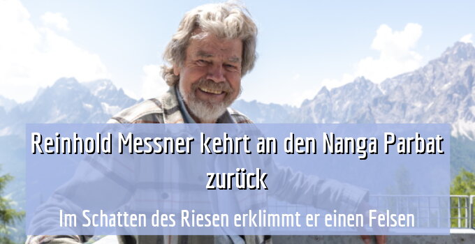 Im Schatten des Riesen erklimmt er einen Felsen