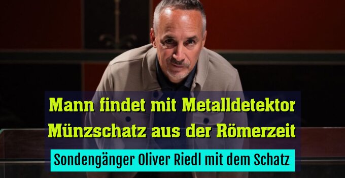 Sondengänger Oliver Riedl mit dem Schatz