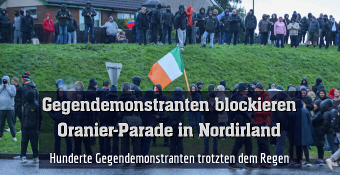 Hunderte Gegendemonstranten trotzten dem Regen