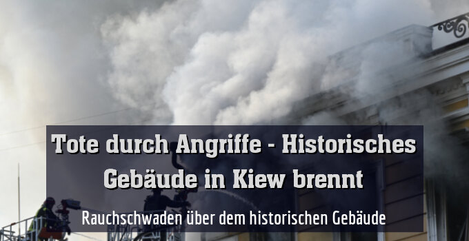 Rauchschwaden über dem historischen Gebäude