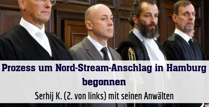 Serhij K. (2. von links) mit seinen Anwälten