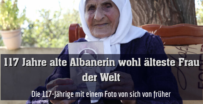 Die 117-Jährige mit einem Foto von sich von früher