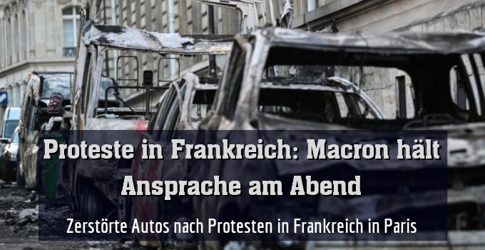 Zerstörte Autos nach Protesten in Frankreich in Paris