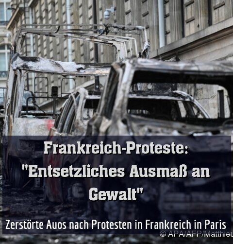 Zerstörte Auos nach Protesten in Frankreich in Paris