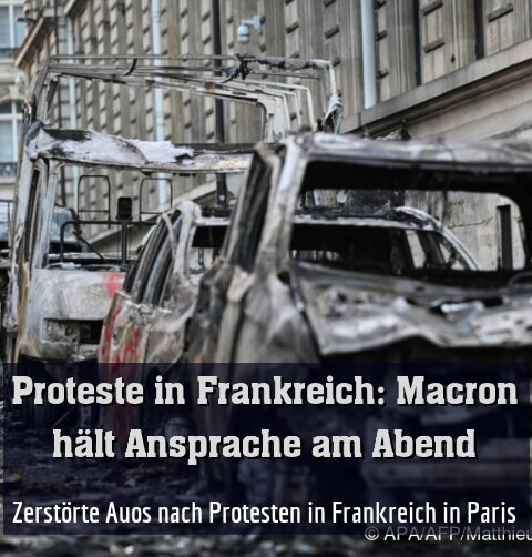 Zerstörte Auos nach Protesten in Frankreich in Paris