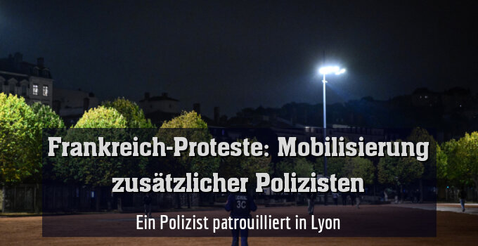 Ein Polizist patrouilliert in Lyon