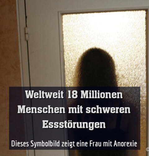 Dieses Symbolbild zeigt eine Frau mit Anorexie