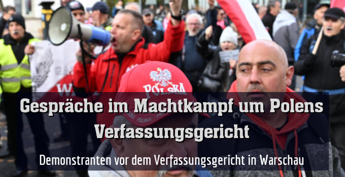 Demonstranten vor dem Verfassungsgericht in Warschau