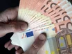 Obdachloser findet Koffer voller Geldscheine und verstreut sie