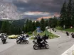 Touristen rasen im Sportwagen über Dolomiten-Pässe