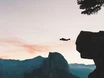 Basejumper klammert sich nach Absturz an Felsen fest