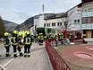 In den Dolomiten: Linienbus kracht in Feuerwehrhalle