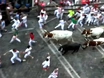 Schon am 1. Tag: Mehrere Verletzte bei traditioneller Stierhatz – VIDEO