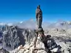 Verstörend: Madonnenstatue vom Berggipfel gerissen und in die Tiefe geworfen