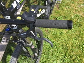 Radfahrer stürzt auf der Straße zum Gampenpass