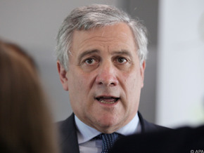 Tajani: “Die ‘richtige’ Frau trägt keinen Minirock”