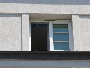 Albtraum der Eltern: Kind stürzt aus viertem Stock
