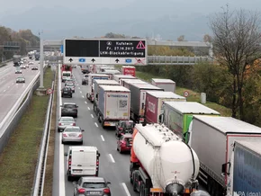 Lkw-Unfall verursacht langen Stau auf Inntalautobahn