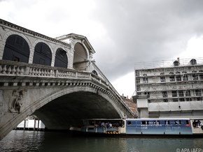 Gestohlenes Boot rammt berühmte Brücke in Venedig