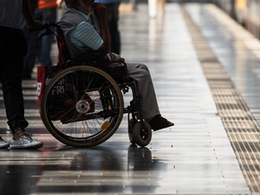 Ombudsstellen fordern barrierefreie Bahnhöfe und Gesundheitseinrichtungen