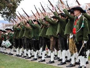 Nordtiroler Schützen lassen auch Frauen ans Gewehr