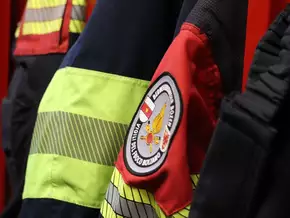Mann sitzt auf Insel im Eisack fest