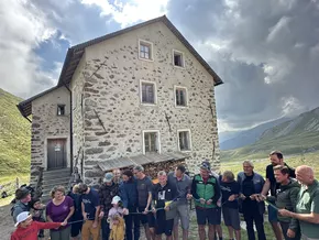 Schutzhütte als Rückzugsort für junge Menschen