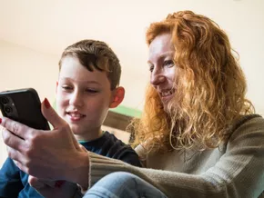 Klare Mehrheit für Smartphone-Verbot unter 14 Jahren