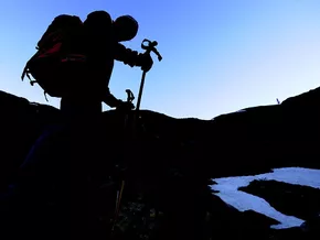 Vermisster Bergsteiger sitzt mitten in der Nacht auf der Bank einer Alm