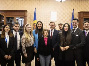 YEPP-Ratssitzung zwischen Europa-Feierlichkeiten und Sowjet-Flaggen