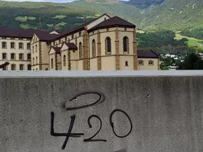 Randalierer beschmieren Mauern in Brixen mit kryptischen Zahlencodes