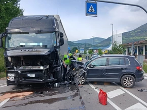 Schwerer Unfall bei Brixen: Autofahrer erheblich verletzt