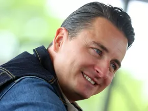 Andreas Gabalier hält sich in Kraftkammer für Auftritte fit